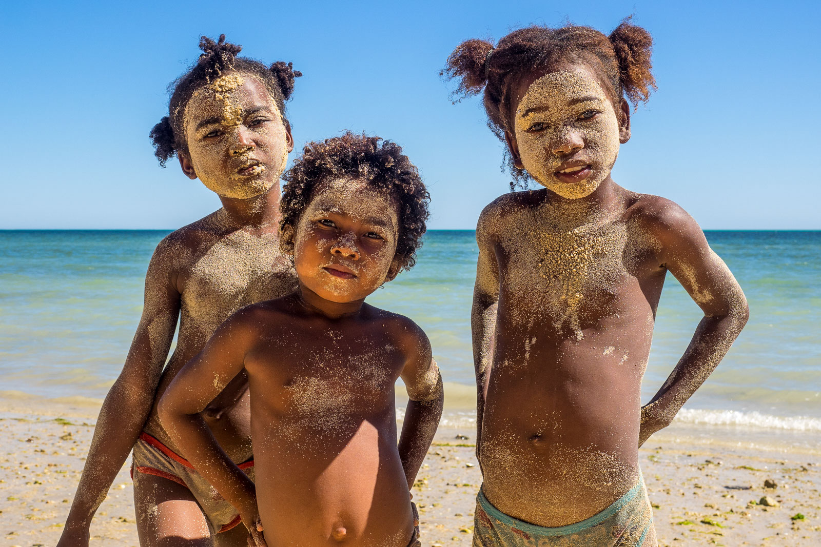 Kindern spielen im Sand
