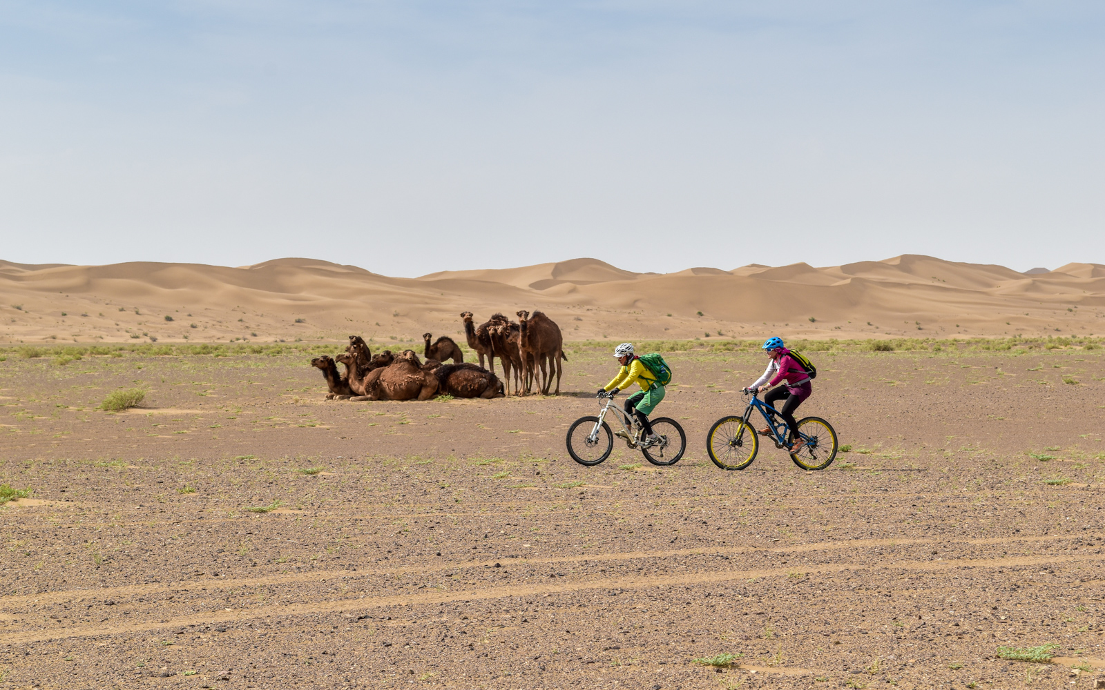 Biken in der Kawir-Wüste