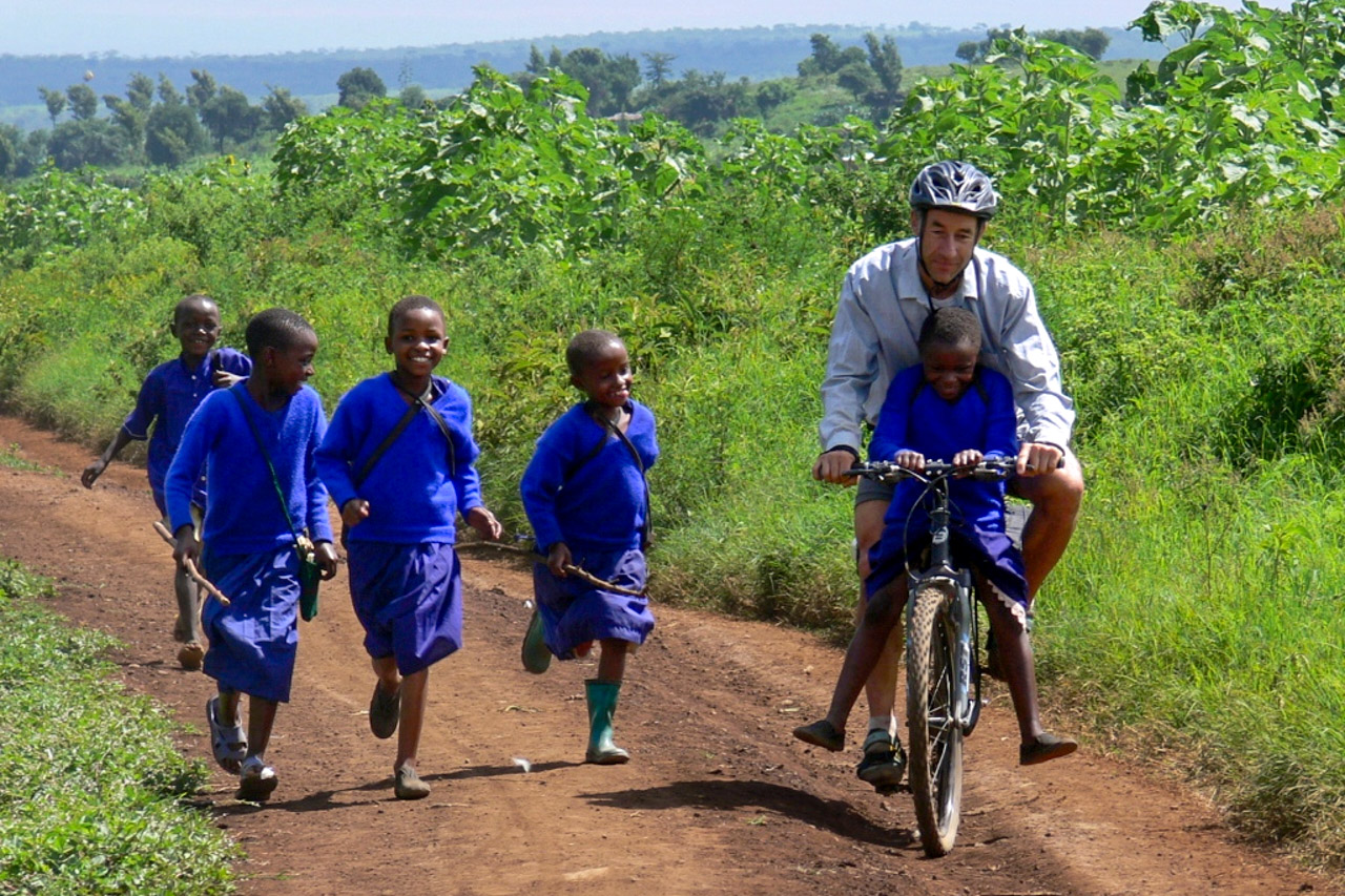 Biketaxi für die fröhlich lachenden Kinder am Wegrand