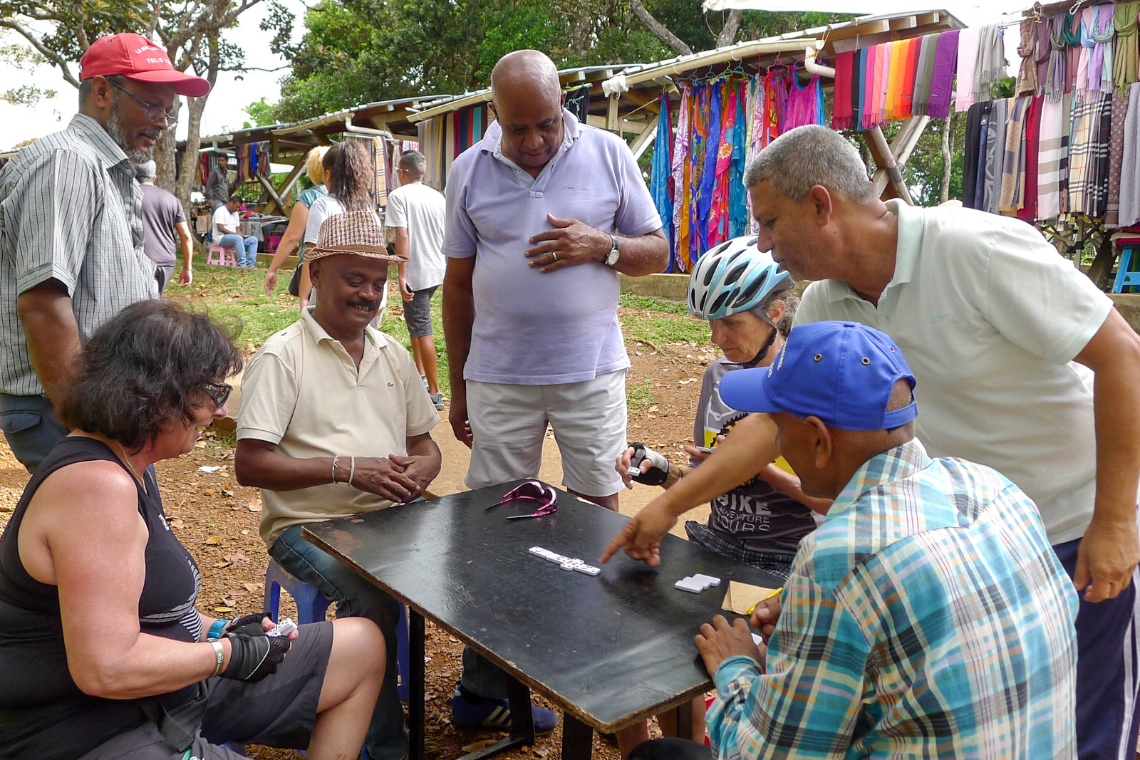 Einheimische beim Brettspiel