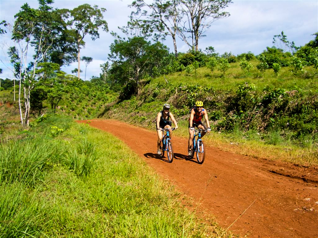 Biken auf einsamen Naturstrassen in Costa Rica