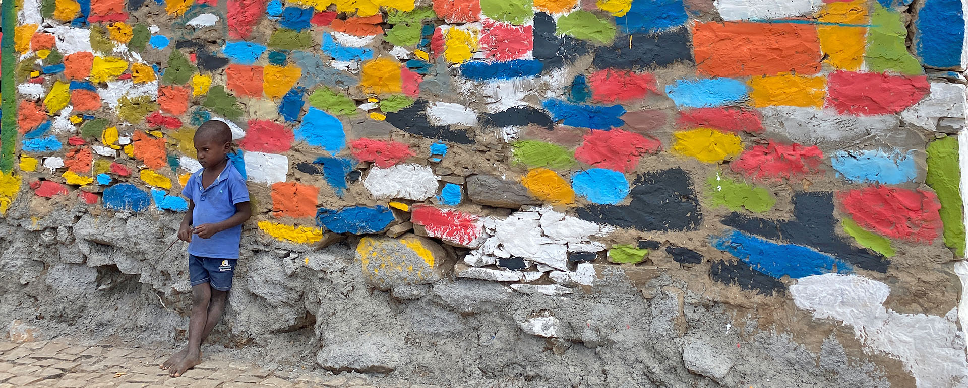 Kind am Strassenrand