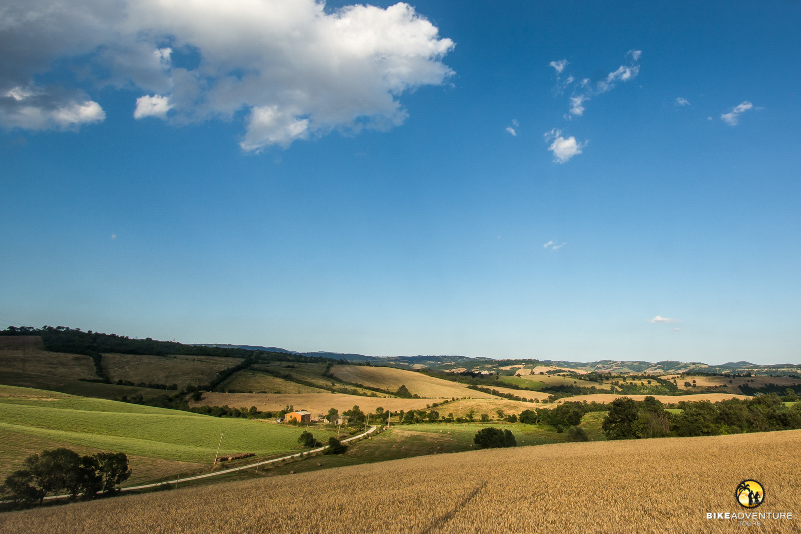 Blauer Himmel über der Toskana