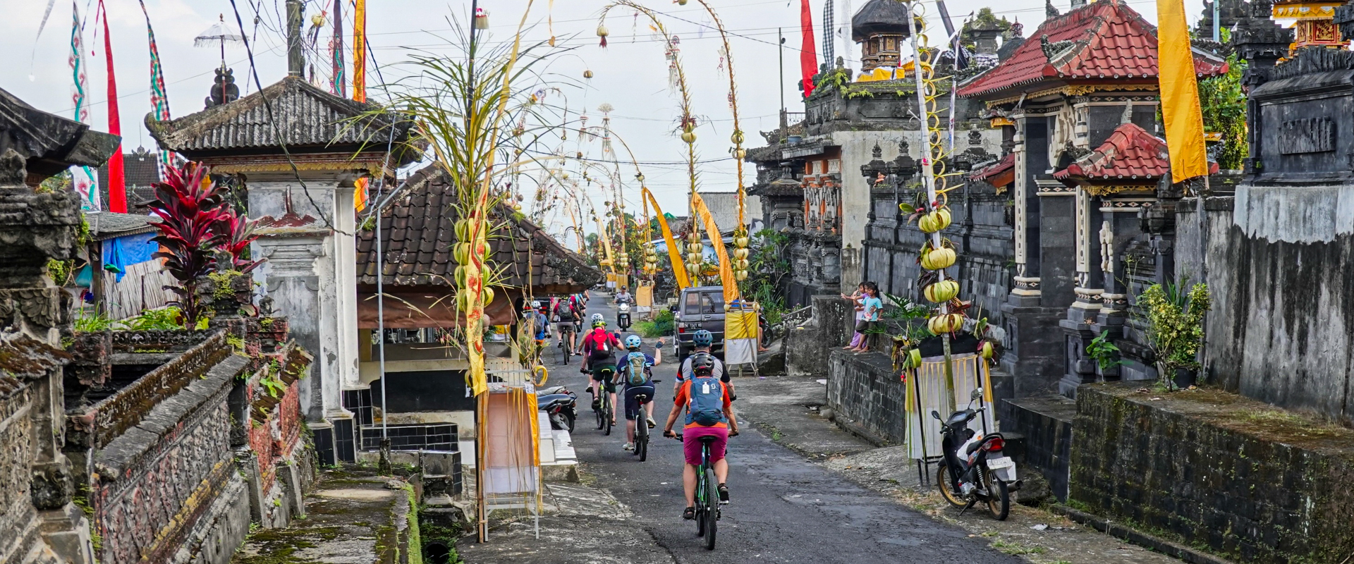 Bikereise Bali Biken durch ein Dorf