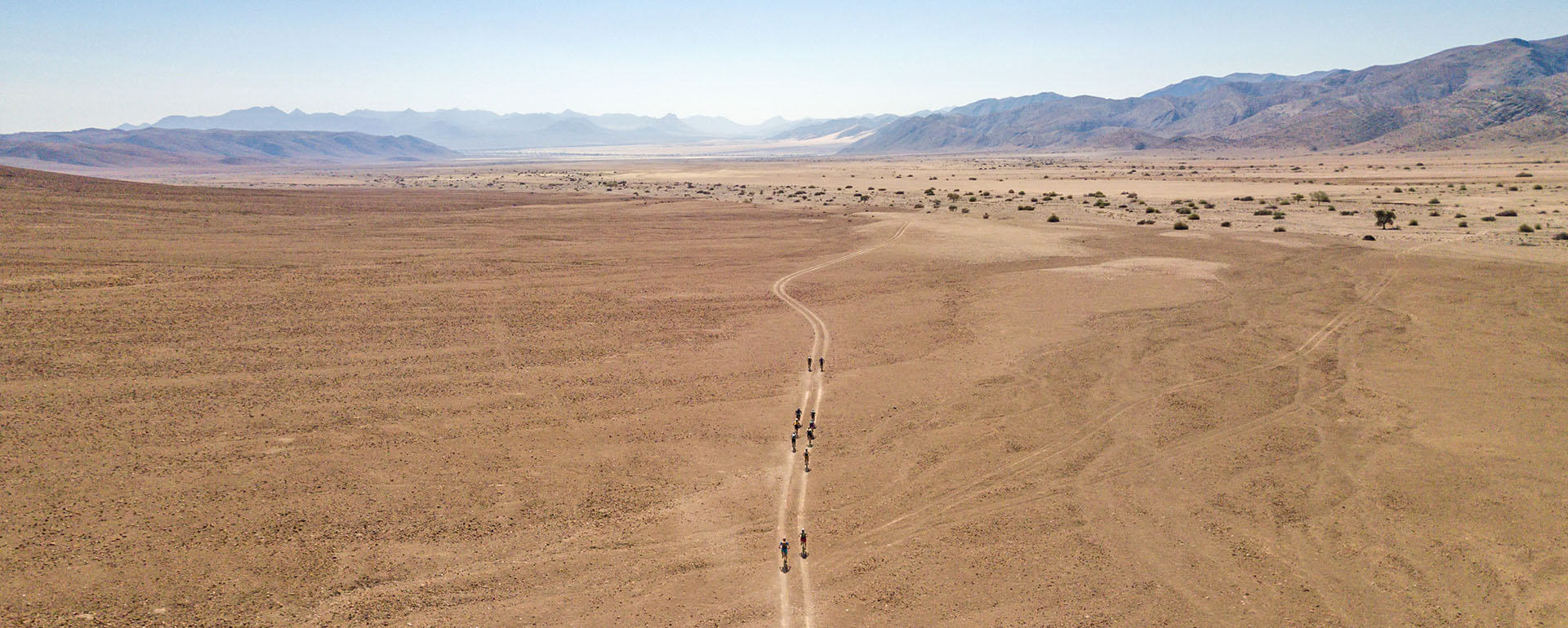Von oben betrachtet sehen wir ganz klein aus