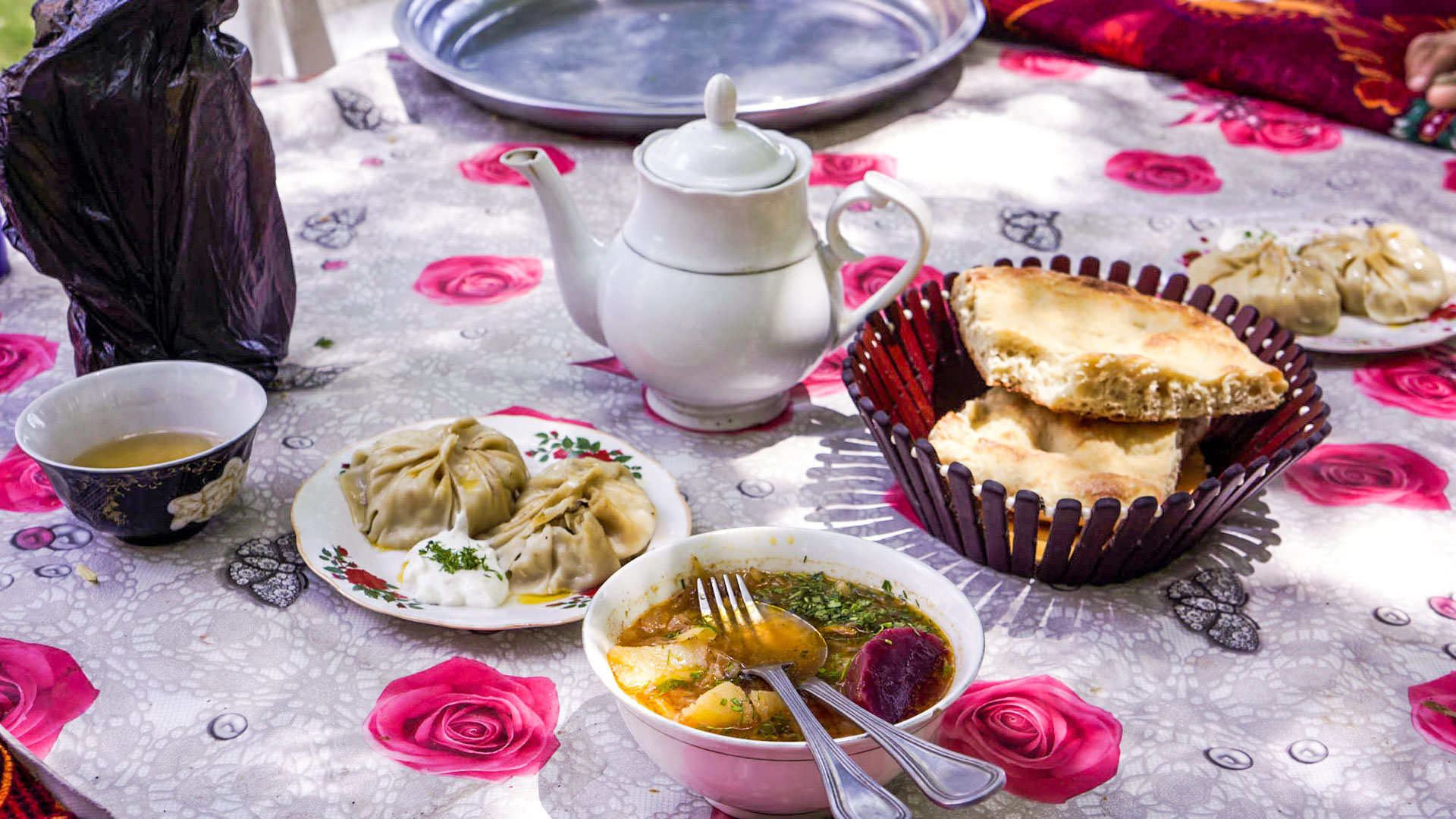 Liebevoll angerichtetes Essen auf der Radreise Tadschikistan
