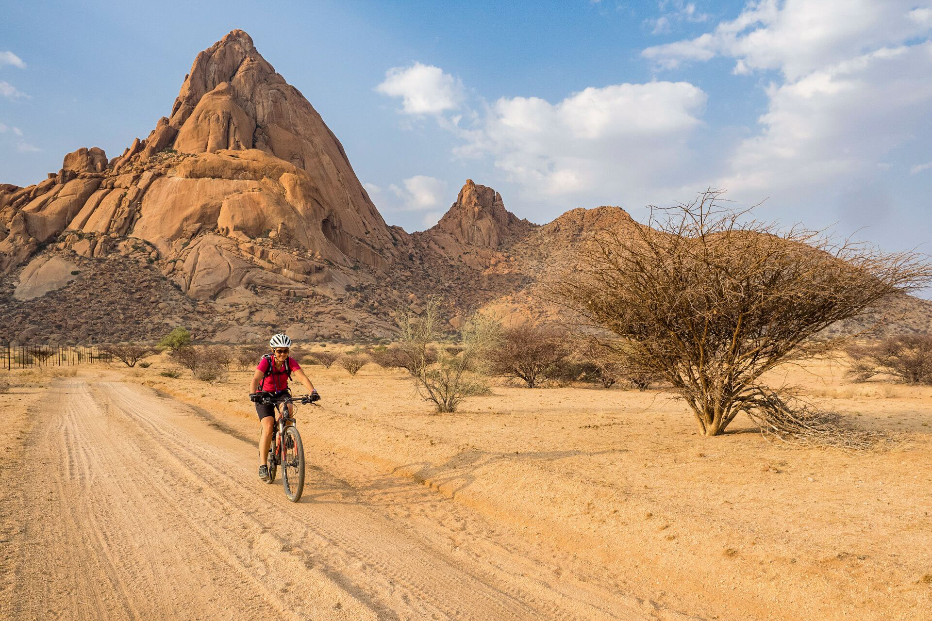 Biken in der Wüste- Felslandschaften in Nambia