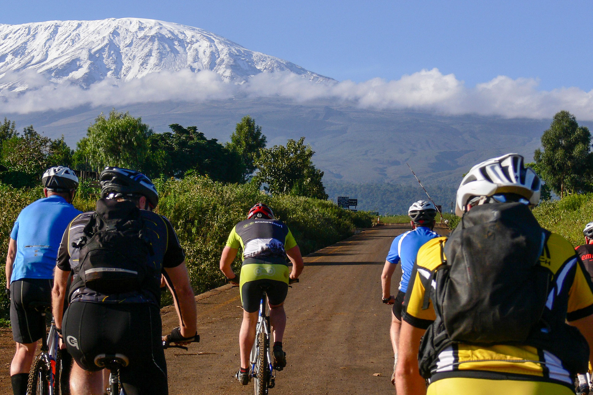Mit dem Bike unterwegs meist mit Blick auf den Kilimanjaro staubigen Pisten um den Kilimanjaro