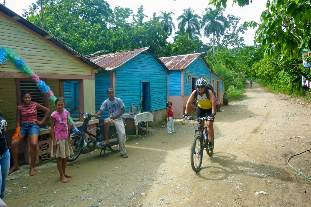 Biken durch einheimische Dörfer