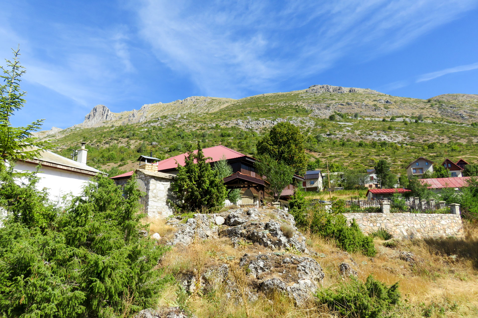 Blick vom Dorf Galicnik in die Berge des Bistra Massivs