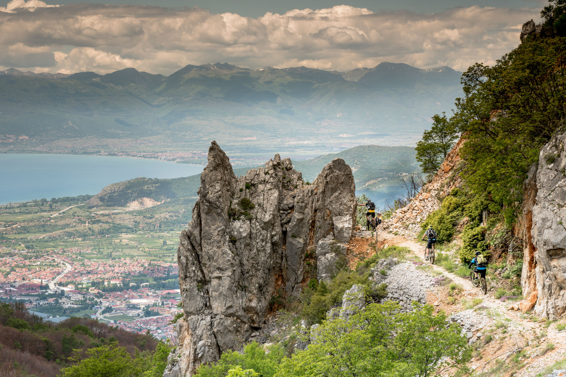 Biken im Galicica Nationalpark mit Blick auf den Ohridsee