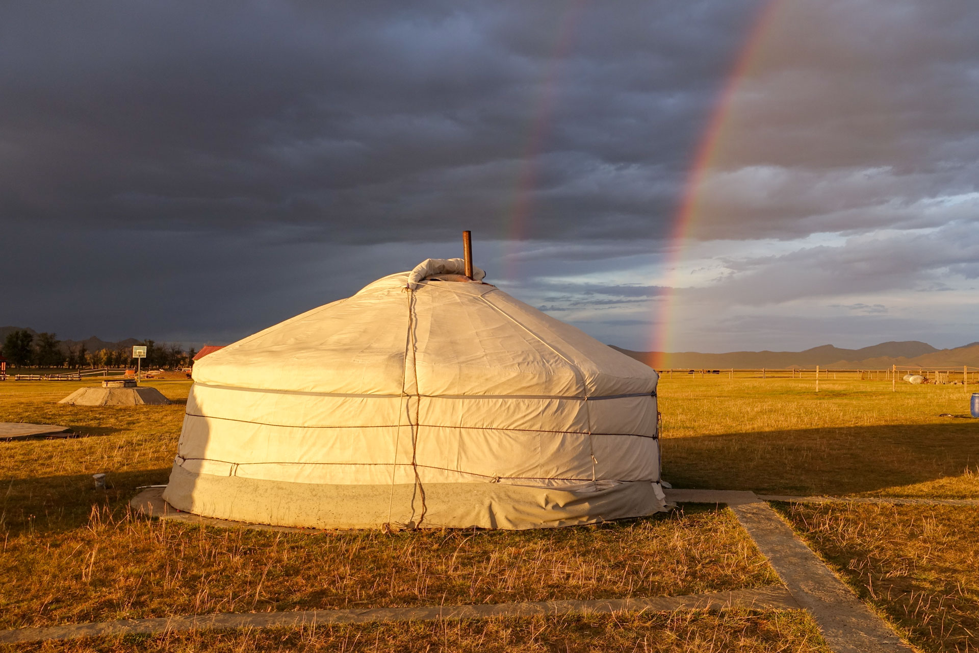 Regenbogen über einer Jurte in der Mongolei