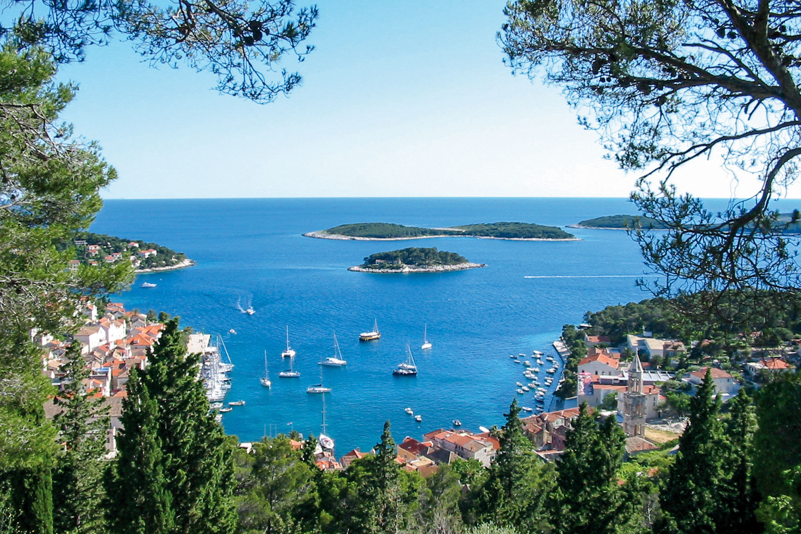 Inseln in Meeresbucht in Dalmatien