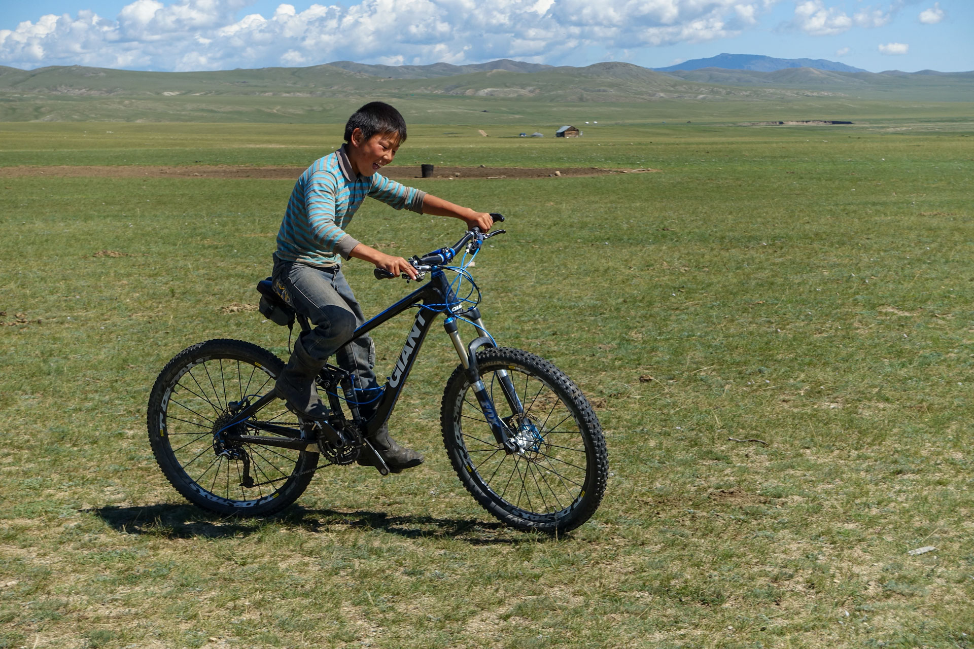 Mongolischer Junge übt sich beim Radfahren