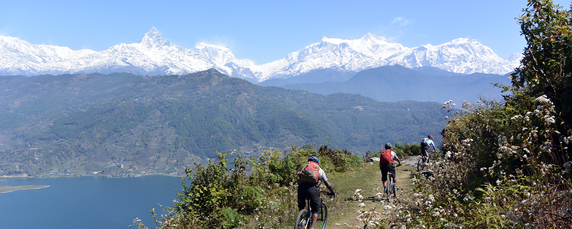Biken mit Himalaya Panorama