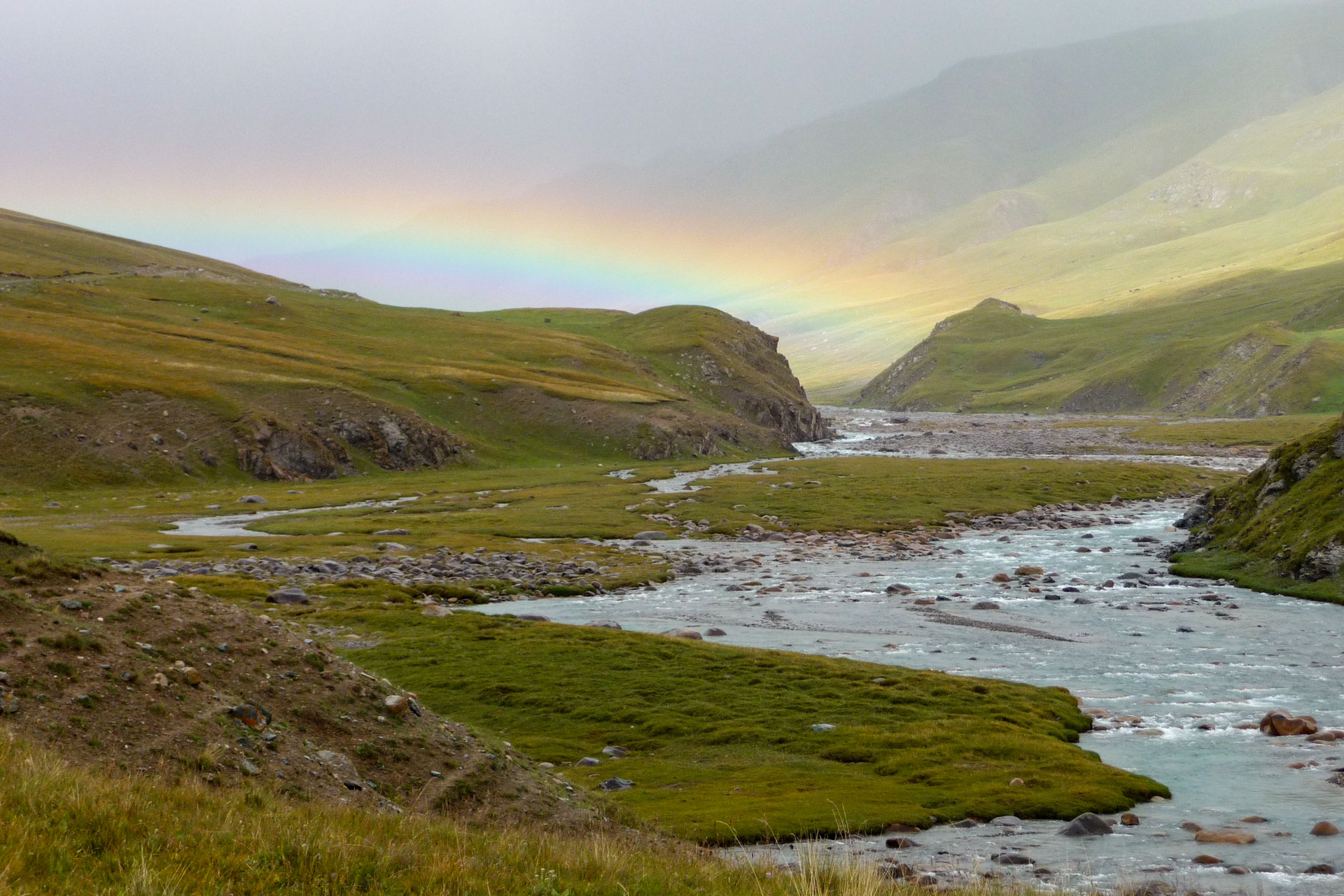 Regenbogen über der weiten kirgisischen Landschaft
