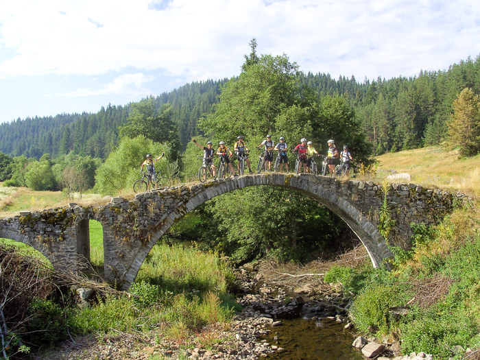 Mit dem Bike über eine historische Brücke in Bulgarien