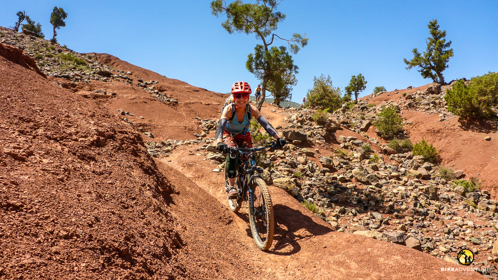 Bikerin auf Singletrail in Marokko