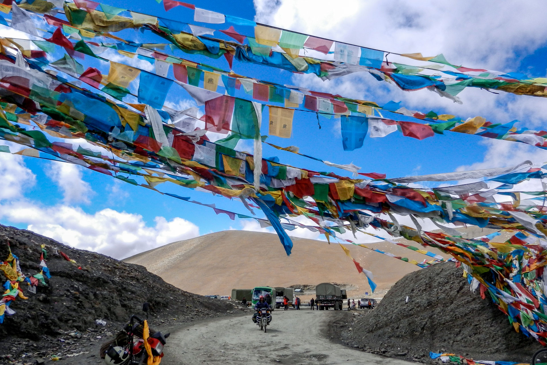 Start der Bike-Expedition auf den Strassen zwischen Tibet und Nepal