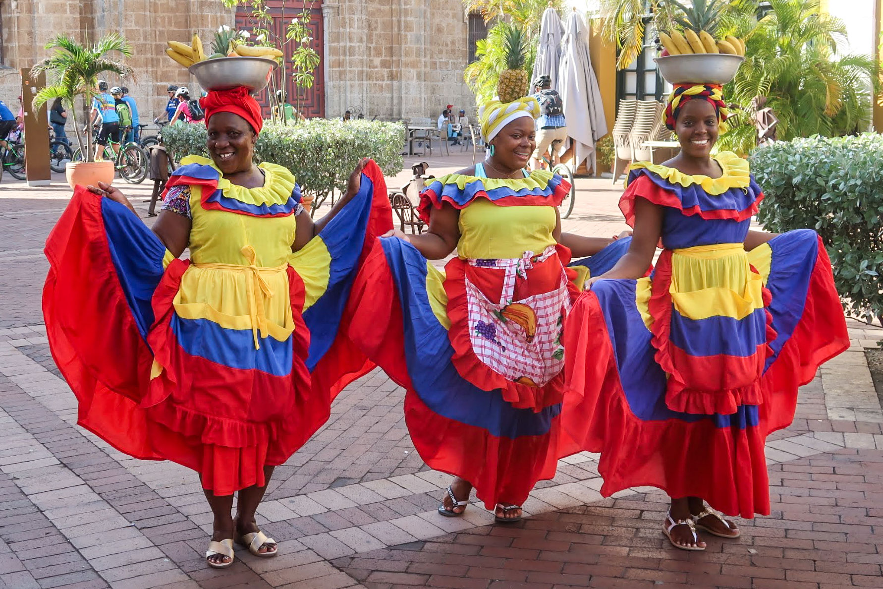Kolumbianisch traditionell gekleidete Frauen am Tanzen