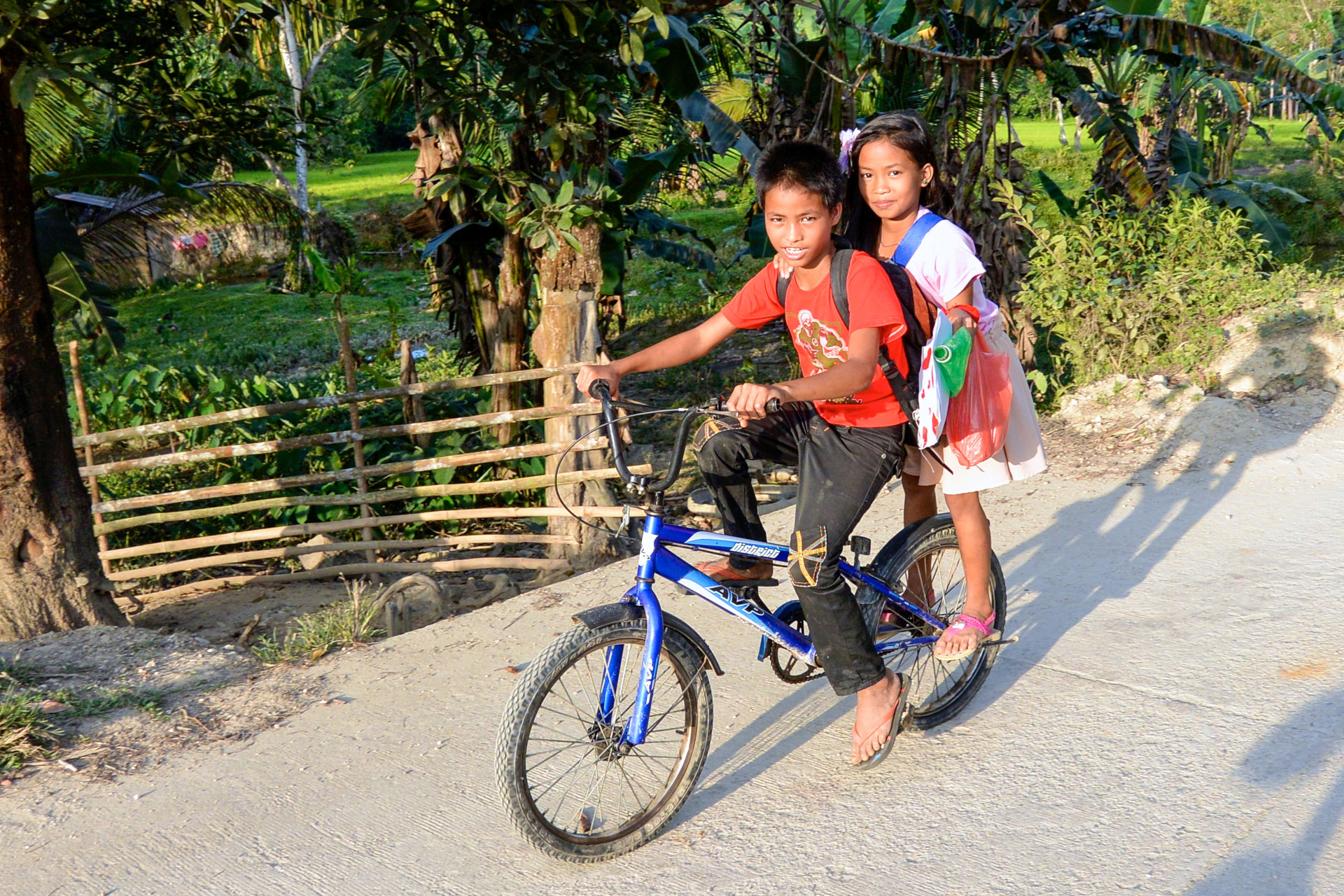 Philippinische Kinder auf dem Schulweg