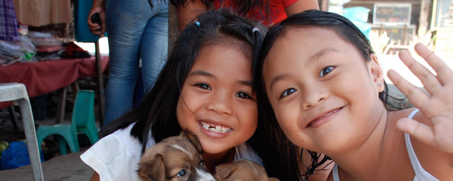 Lachende philippinische Kinder