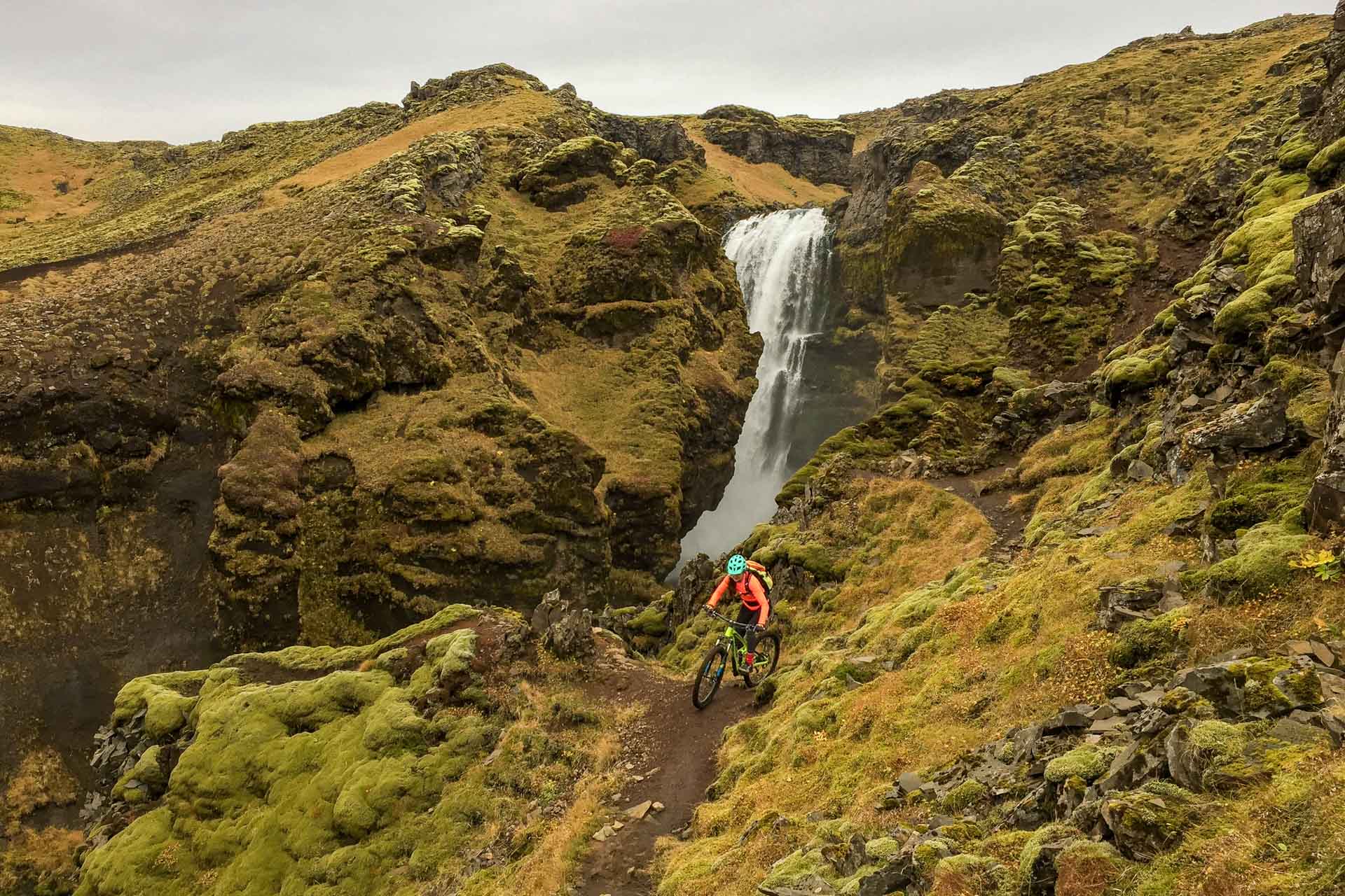 Flowige Trails entlang Wasserfällen